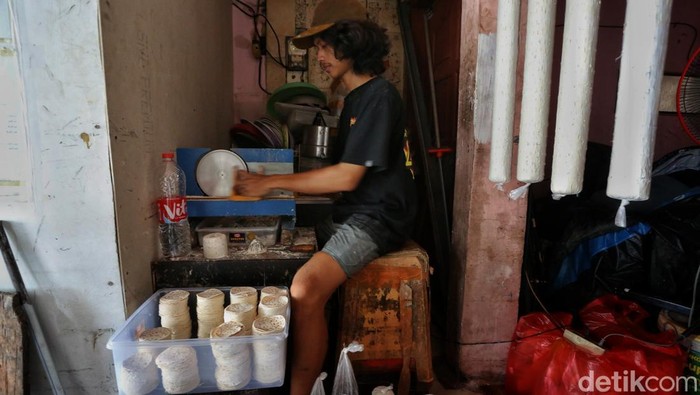 Program Kredit Usaha Rakyat (KUR) terus menjadi salah satu instrumen penting dalam mendorong pertumbuhan usaha mikro, kecil, dan menengah (UMKM) di Indonesia. Dari industri rumahan kripik tempe hingga berbagai sektor usaha produktif lainnya, akses pe