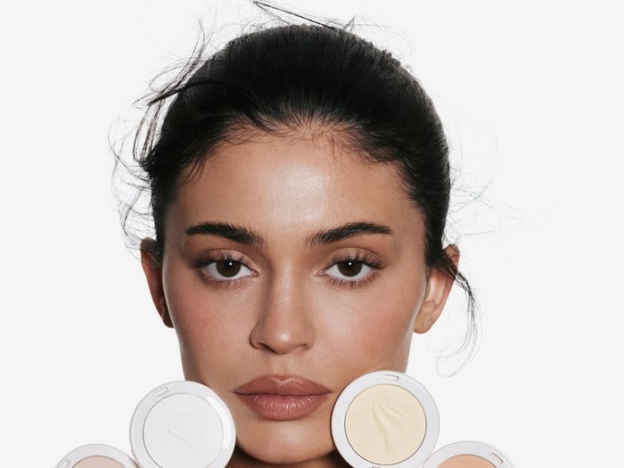 Kylie Jenner meluncurkan produk terbaru, promosi pakai gaun terbuat dari bedak.