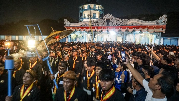 Abdi dalem membawa kerbau bule peranakan pusaka kerbau Kyai Slamet untuk mengikuti kirab Satu Sura di Keraton Kasunanan, Solo, Jawa Tengah, Selasa (16/6/2026) malam. Kirab tersebut dilaksanakan dalam rangka memperingati pergantian tahun baru Hijriah yang dalam penanggalan Jawa disebut Satu Sura. ANTARA FOTO/Mohammad Ayudha