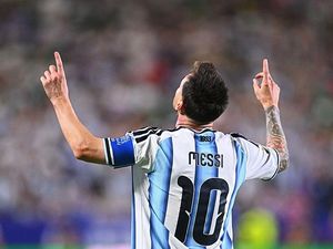 Sepatu Messi Diberkati Dulu, Hat-trick Kemudian