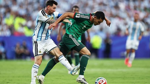 KANSAS CITY, MISSOURI - JUNE 16: Aïssa Mandi #2 of Algeria is marked by Lionel Messi #10 of Argentina during the FIFA World Cup 2026 Group J match between Argentina and Algeria at Kansas City Stadium on June 16, 2026 in Kansas City, Missouri. (Photo by Omar Vega/Getty Images)