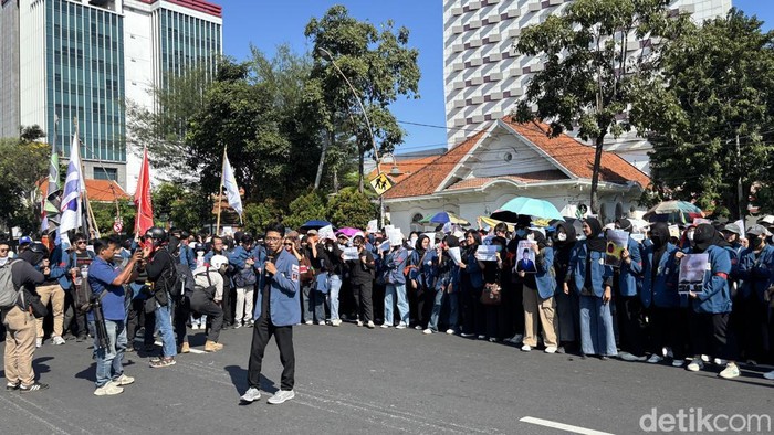 Mahasiswa tiba di Grahadi dan langsung orasi.