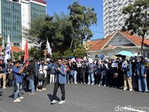 Ribuan Mahasiswa Demo di Depan Grahadi Soroti Makan Bergizi Gratis