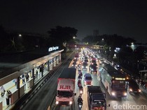 Mahasiswa Demo di Depan Kampus UKI Jaktim Bubar, Lalin Masih Padat