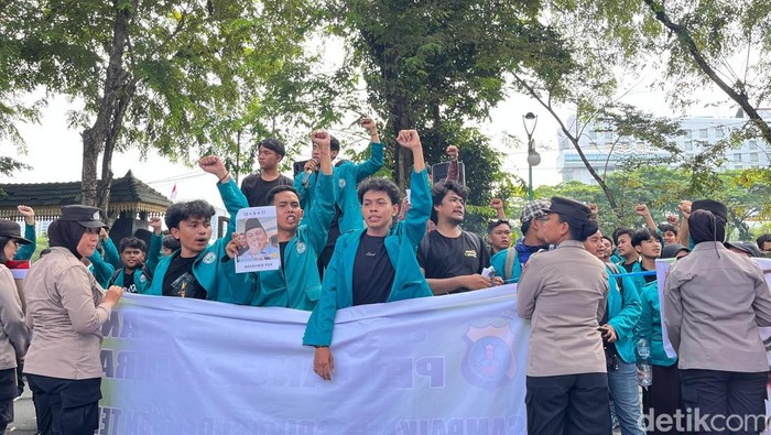 Mahasiswa Unimed demo di DPRD Sumut. (Finta Rahyuni/detikSumut)