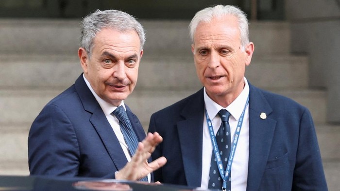 Mantan PM Spanyol Jose Luis Rodriguez Zapatero (kiri) saat menghadiri persidangan kasusnya (REUTERS/Mohammed Salem)