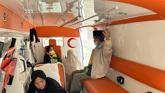 Marwati Maja (kerudung hitam, depan), bersama Munarto dan Saminah (kerudung hijau, belakang) di dalam ambulans bersiap menuju Bandara Internasional King Abdul Aziz (KAIA) Jeddah, Senin (15/6/2026).
