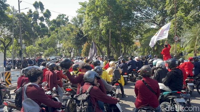 Massa aksi bergerak menuju Grahadi.