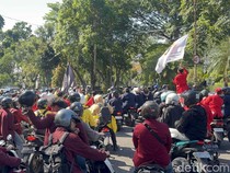 Ratusan Massa Aksi Mahasiswa Mulai Bergerak dari KBS Menuju Grahadi