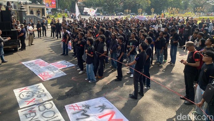 Massa aksi memadati depan Gedung DPRD Kota Malang