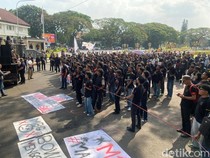 Massa Demo Padati Depan Gedung DPRD Malang