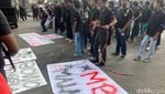 Aksi Unjuk Rasa Depan Kantor DPRD Kota Malang