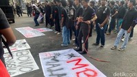 Terlihat juga satu mobil komando, lengkap dengan pengeras suara. Sejumlah orator dengan lantang menyampaikan orasi secara bergantian.
