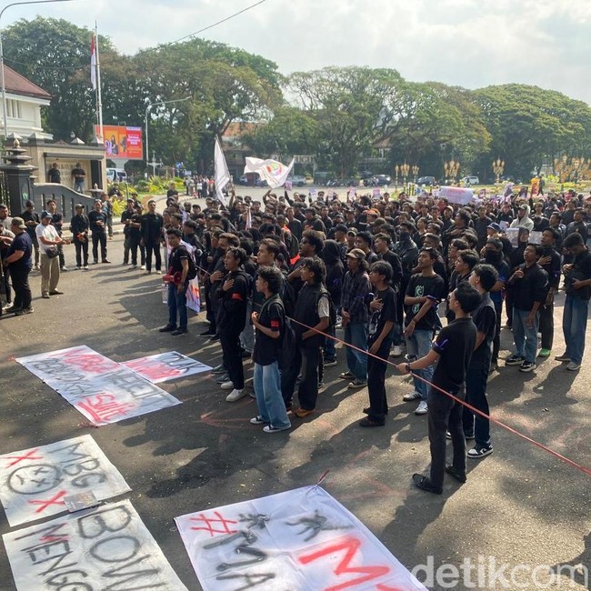 Aksi Unjuk Rasa Depan Kantor DPRD Kota Malang