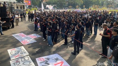 Aksi Unjuk Rasa Depan Kantor DPRD Kota Malang