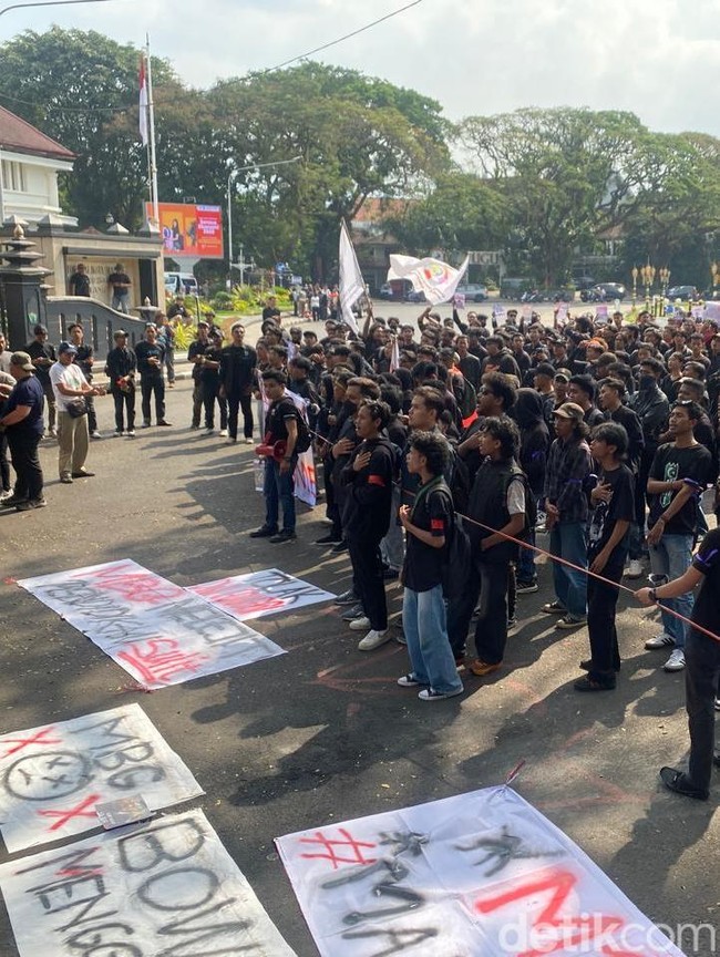 Aksi Unjuk Rasa Depan Kantor DPRD Kota Malang
