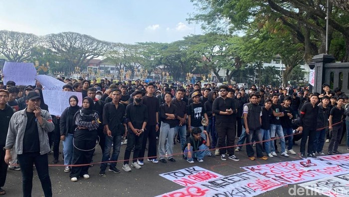 Massa aksi memadati depan Gedung DPRD Kota Malang