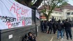 Aksi Unjuk Rasa Depan Kantor DPRD Kota Malang