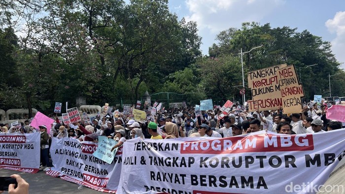 Massa demo di Patung Kuda, Jakarta Pusat mendukung program MBG dilanjutkan, Rabu (17/6/2026).