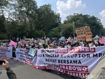 Video Massa Gelar Aksi Dukung Program MBG di Patung Kuda Jakpus