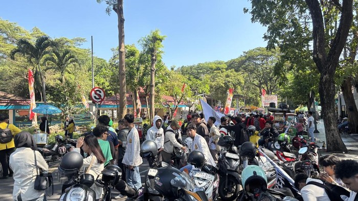 Massa mahasiswa di Surabaya yang hendak demo di Grahadi berkumpul di kawasan KBS