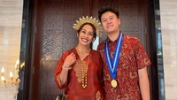 Melanie Putria terharu melihat Sheemar sudah lulus SMP. Hari dimana semua perasaan berkecamuk. Ada rasa bangga, bahagia, sedih dan haru. Selamat lulus SMP ya @sheemar_rahman sayang. Terima kasih sudah berjuang selama 3 tahun ini. Terima kasih sudah menjadi anak kami dan mau selalu memberikan yang terbaik untuk kami, tulisnya dilihat di Instagram, Rabu (17/6/2026). (Foto: dok Instagram melanieputria)