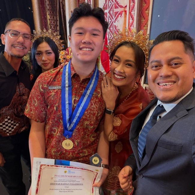 Potret Adem Melanie Putria-Angga Puradiredja Kompak Hadiri Kelulusan Anak