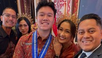 Potret Adem Melanie Putria-Angga Puradiredja Kompak Hadiri Kelulusan Anak