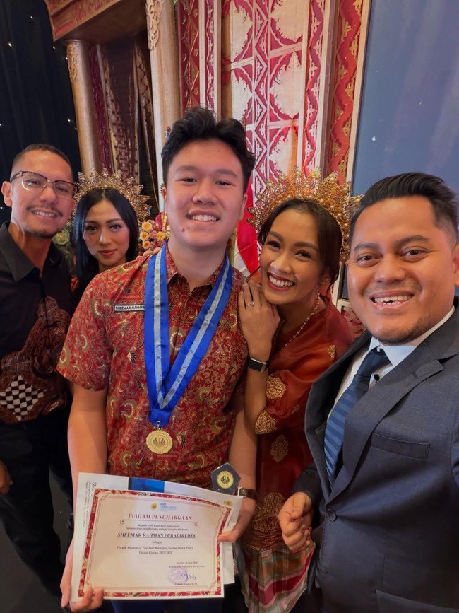 Potret Adem Melanie Putria-Angga Puradiredja Kompak Hadiri Kelulusan Anak
