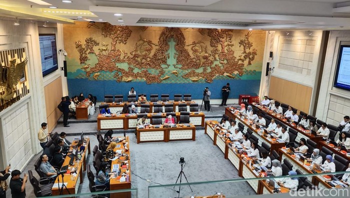 Menpar Rapat Bareng Komisi VII DPR