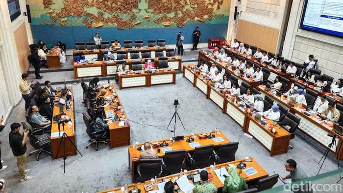 Menpar Rapat Bareng Komisi VII DPR