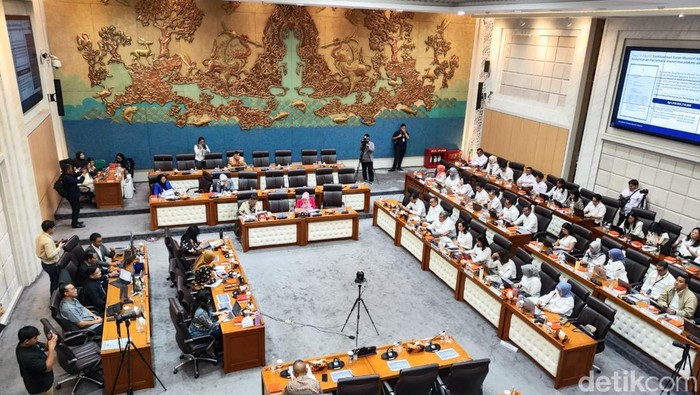 Menpar Rapat Bareng Komisi VII DPR