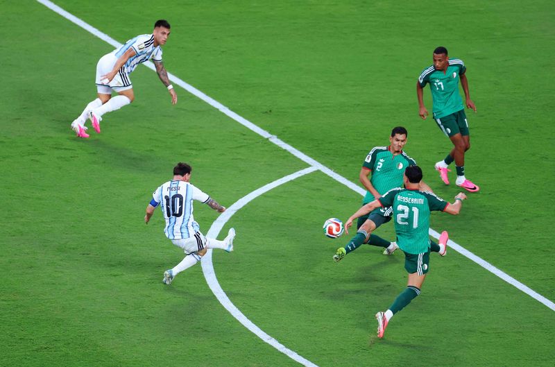 Lionel Messi kembali membuktikan bahwa dirinya belum habis. Sang megabintang tampil luar biasa dengan mencetak hat-trick untuk membawa Argentina mengalahkan Aljazair 3-0 pada laga perdana Grup J Piala Dunia 2026 di Stadion Kansas City, Rabu (17/6/2026) pagi WIB. Penampilan gemilang Messi menjadi sinyal kuat bahwa juara bertahan siap mempertahankan mahkota yang mereka raih empat tahun lalu. REUTERS