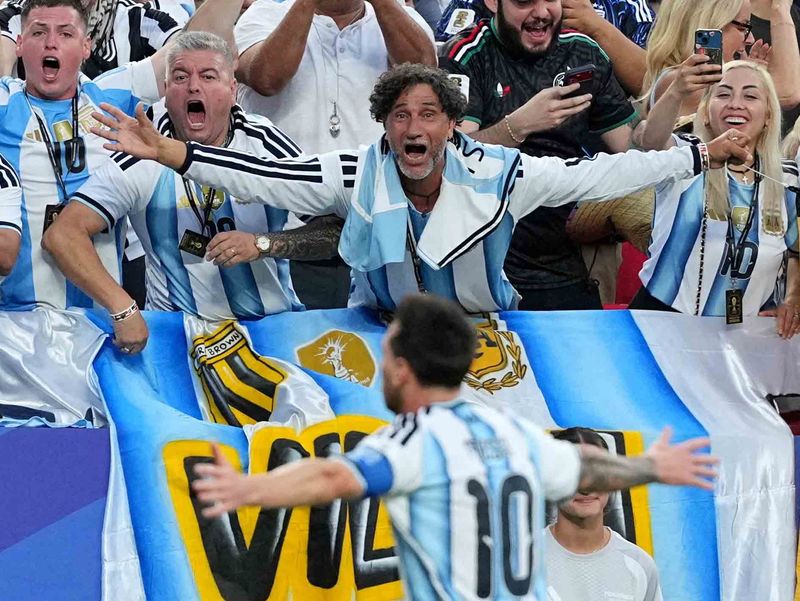 Lionel Messi kembali membuktikan bahwa dirinya belum habis. Sang megabintang tampil luar biasa dengan mencetak hat-trick untuk membawa Argentina mengalahkan Aljazair 3-0 pada laga perdana Grup J Piala Dunia 2026 di Stadion Kansas City, Rabu (17/6/2026) pagi WIB. Penampilan gemilang Messi menjadi sinyal kuat bahwa juara bertahan siap mempertahankan mahkota yang mereka raih empat tahun lalu. REUTERS