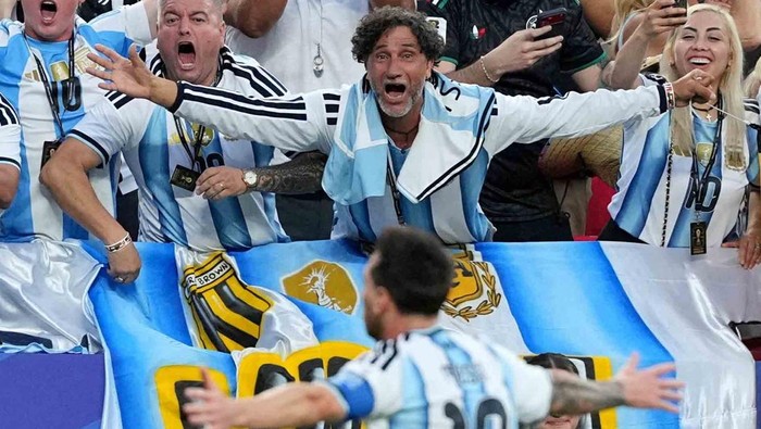 Lionel Messi kembali membuktikan bahwa dirinya belum habis. Sang megabintang tampil luar biasa dengan mencetak hat-trick untuk membawa Argentina mengalahkan Aljazair 3-0 pada laga perdana Grup J Piala Dunia 2026 di Stadion Kansas City, Rabu (17/6/2026) pagi WIB. Penampilan gemilang Messi menjadi sinyal kuat bahwa juara bertahan siap mempertahankan mahkota yang mereka raih empat tahun lalu. REUTERS
