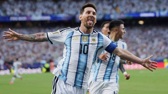 Lionel Messi kembali membuktikan bahwa dirinya belum habis. Sang megabintang tampil luar biasa dengan mencetak hat-trick untuk membawa Argentina mengalahkan Aljazair 3-0 pada laga perdana Grup J Piala Dunia 2026 di Stadion Kansas City, Rabu (17/6/2026) pagi WIB. Penampilan gemilang Messi menjadi sinyal kuat bahwa juara bertahan siap mempertahankan mahkota yang mereka raih empat tahun lalu. REUTERS