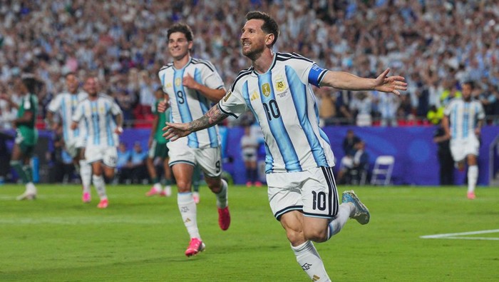 Lionel Messi kembali membuktikan bahwa dirinya belum habis. Sang megabintang tampil luar biasa dengan mencetak hat-trick untuk membawa Argentina mengalahkan Aljazair 3-0 pada laga perdana Grup J Piala Dunia 2026 di Stadion Kansas City, Rabu (17/6/2026) pagi WIB. Penampilan gemilang Messi menjadi sinyal kuat bahwa juara bertahan siap mempertahankan mahkota yang mereka raih empat tahun lalu. REUTERS