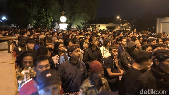 Ribuan warga mengikuti prosesi mubeng beteng Keraton Jogja.