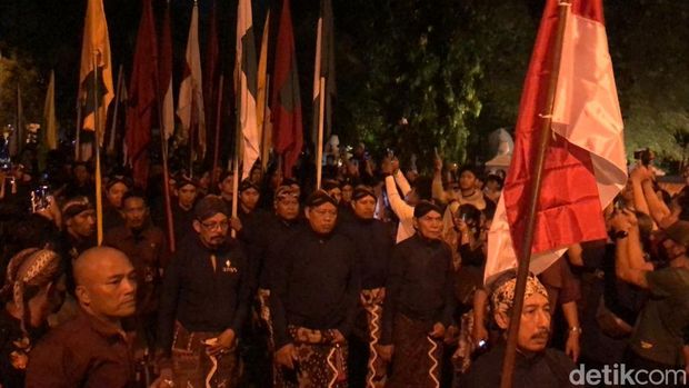 Mubeng beteng Prosesi mubeng beteng Keraton Jogja.