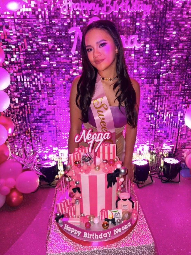 Momen Neona Ayu Dapat Kue Ultah Merah Muda Spesial Sweet 17!