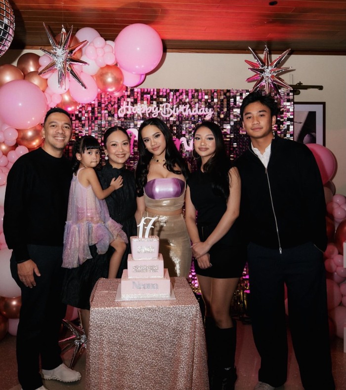 Momen Neona Ayu Dapat Kue Ultah Merah Muda Spesial Sweet 17!
