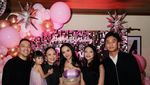 Momen Neona Ayu Dapat Kue Ultah Merah Muda Spesial Sweet 17!