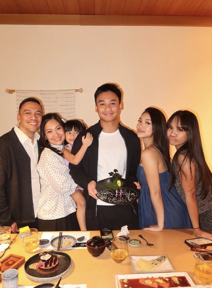 Momen Neona Ayu Dapat Kue Ultah Merah Muda Spesial Sweet 17!