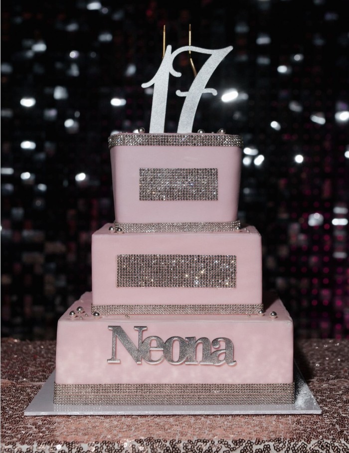 Momen Neona Ayu Dapat Kue Ultah Merah Muda Spesial Sweet 17!