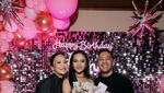 Momen Neona Ayu Dapat Kue Ultah Merah Muda Spesial Sweet 17!