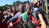 Sejumlah warga Suku Dayak Bidayuh menari di lokasi Rumah Baluk saat Gawai Nyobeng.