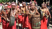 Sejumlah pria Suku Dayak Bidayuh memainkan alat musik tradisional
