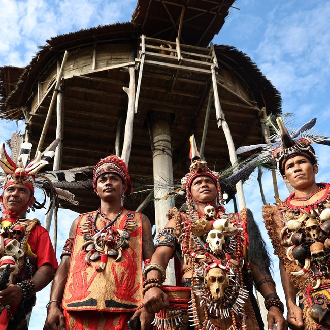 Atraksi di Bengkayang, Memanjat Bambu dengan Kepala di Bawah
