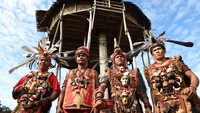 Sejumlah pria Suku Dayak Bidayuh berdiri di bawah Rumah Baluk saat Gawai Nyobeng atau Nibakng. Gawai Nyobeng merupakan tradisi masyarakat Dayak Bidayuh sebagai ungkapan syukur atas hasil panen yang telah diperoleh sekaligus menandai dimulainya kembali masa bercocok tanam