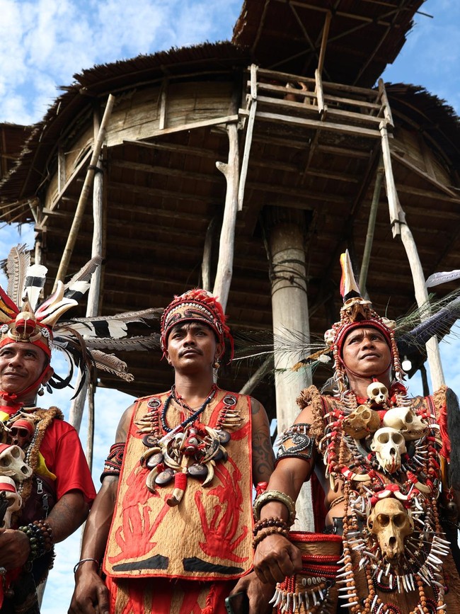 Atraksi di Bengkayang, Memanjat Bambu dengan Kepala di Bawah
